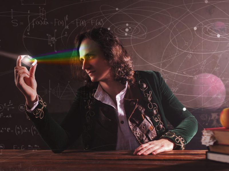Isaac Newton hält eine Kugel aus Glas