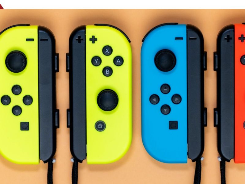 Zwei Joy-Con 2er-Sets nebeneinander