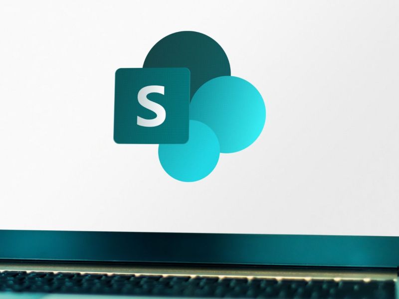 Laptop mit dem Symbol für Microsoft SharePoint auf dem Bildschirm.
