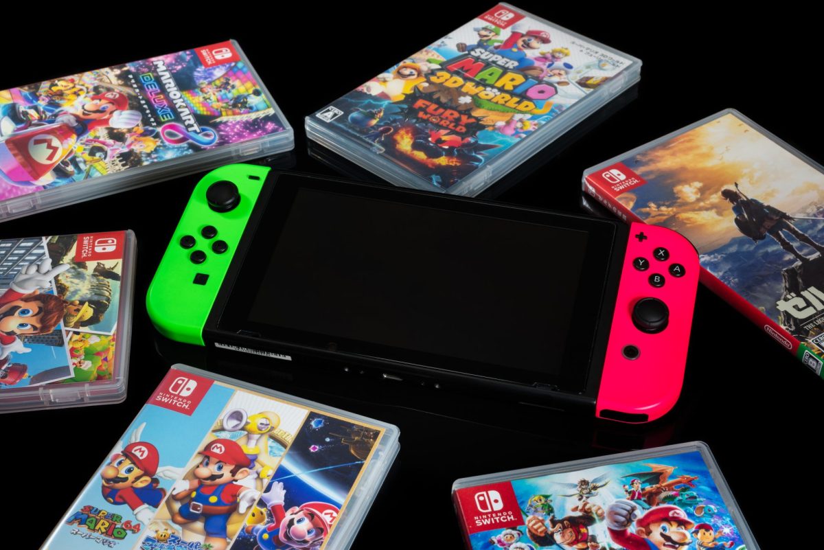 Nintendo Switch, umgeben von Spielen