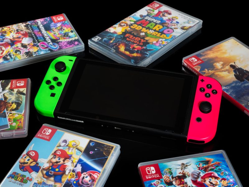 Nintendo Switch, umgeben von Spielen