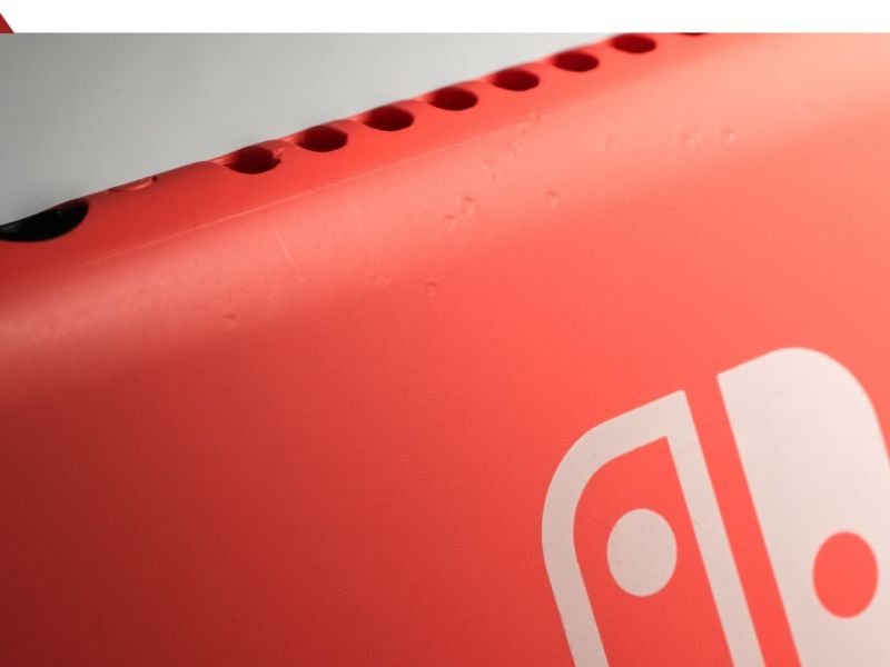 Rückseite einer Roten Nintendo Switch