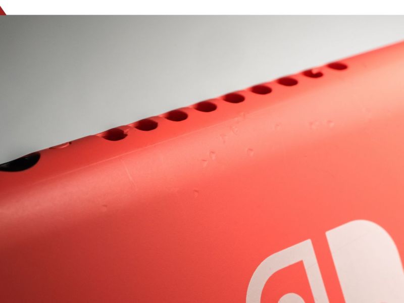 Rückseite einer Roten Nintendo Switch
