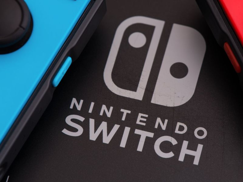 Nintendo Switch mit zwei Controllern.