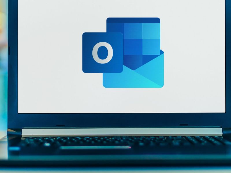 Outlook-Logo auf einem Laptop.