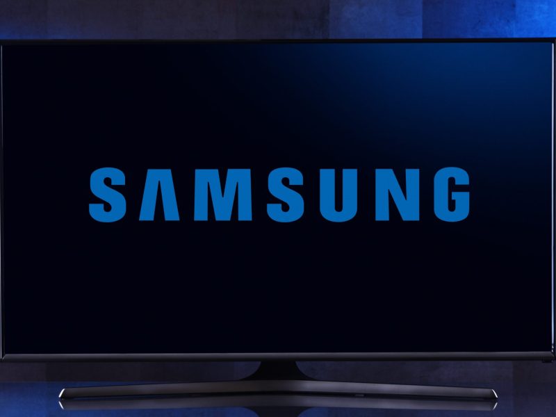 Samsung-Fernseher vor dunklem Hintergrund.