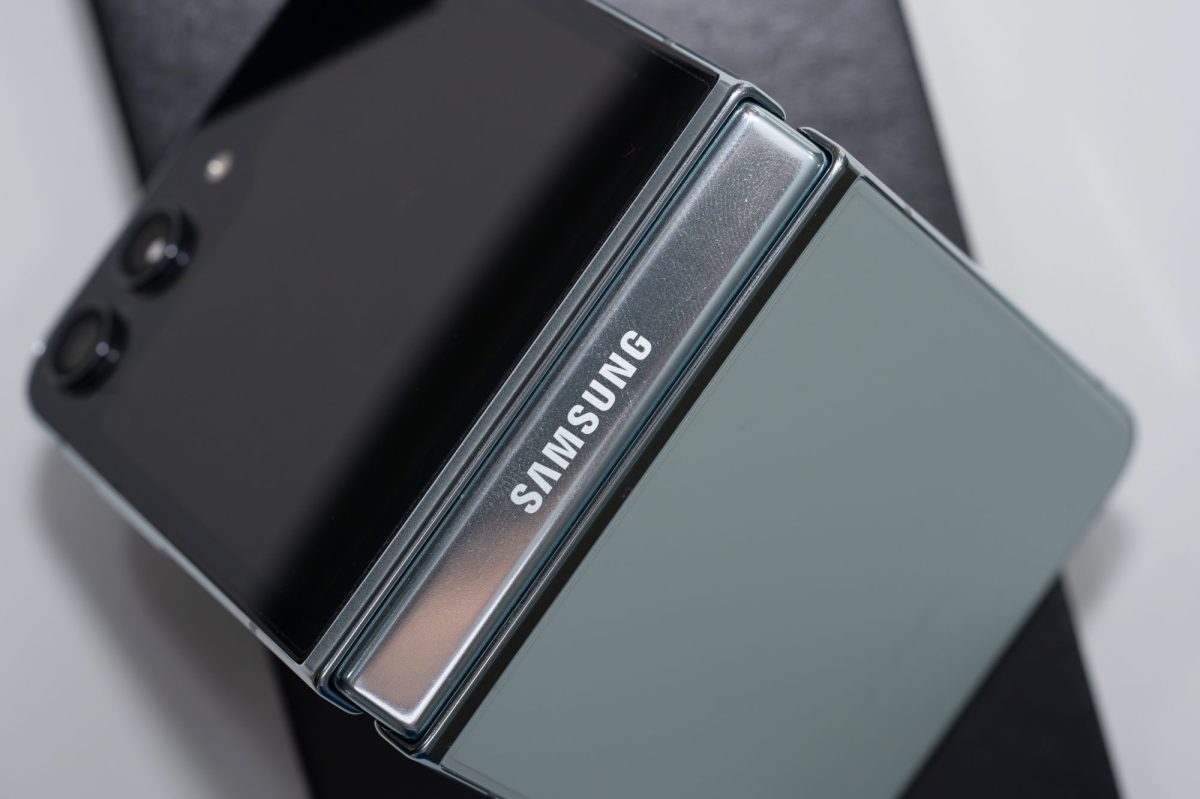 Ansicht eines geklappten Samsung Galaxy Flip6.