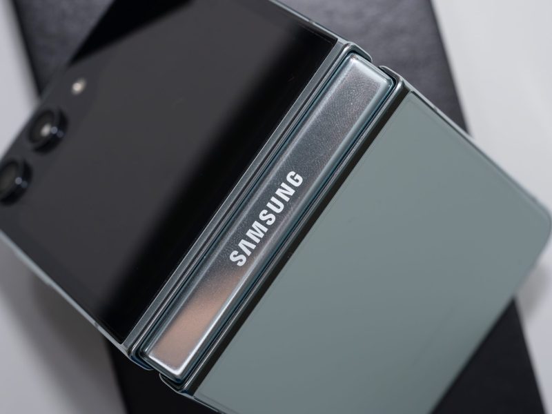 Ansicht eines geklappten Samsung Galaxy Flip6.