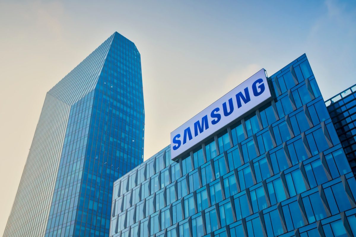 BÃ¼rogebÃ¤ude, auf dem das Zeichen von Samsung angebracht ist.