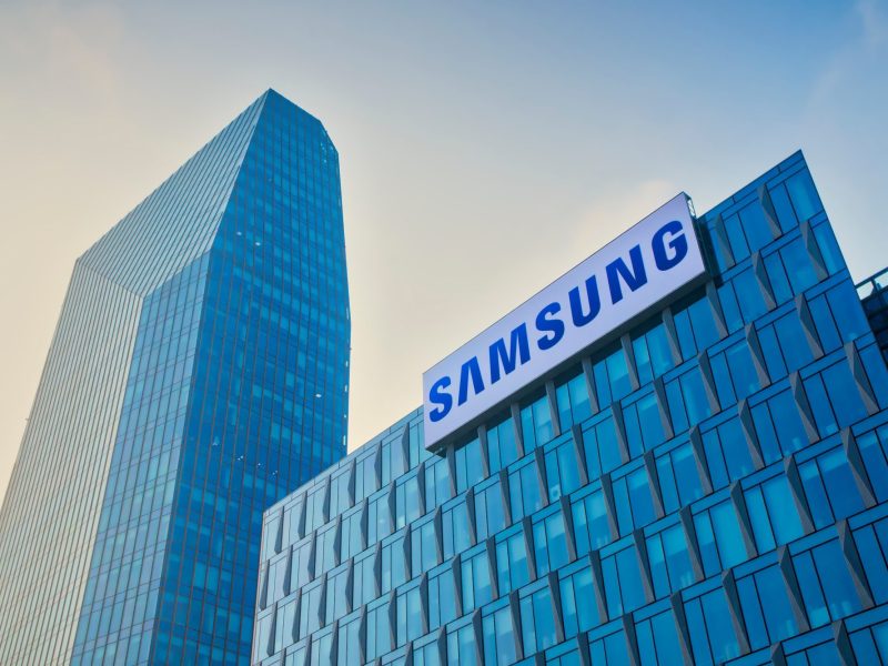 Bürogebäude, auf dem das Zeichen von Samsung angebracht ist.