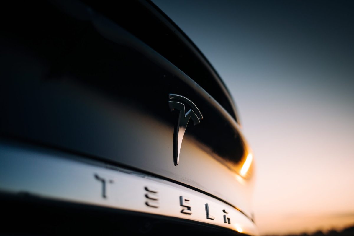 Detailansicht von einem Tesla mit Firmenlogo.