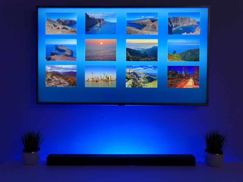 Fernseher ud angeschlossene Soundbar bei gedimmtem Licht