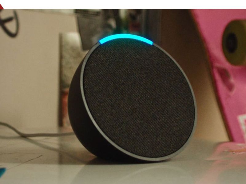 Amazon Echo Pop auf einem Tisch