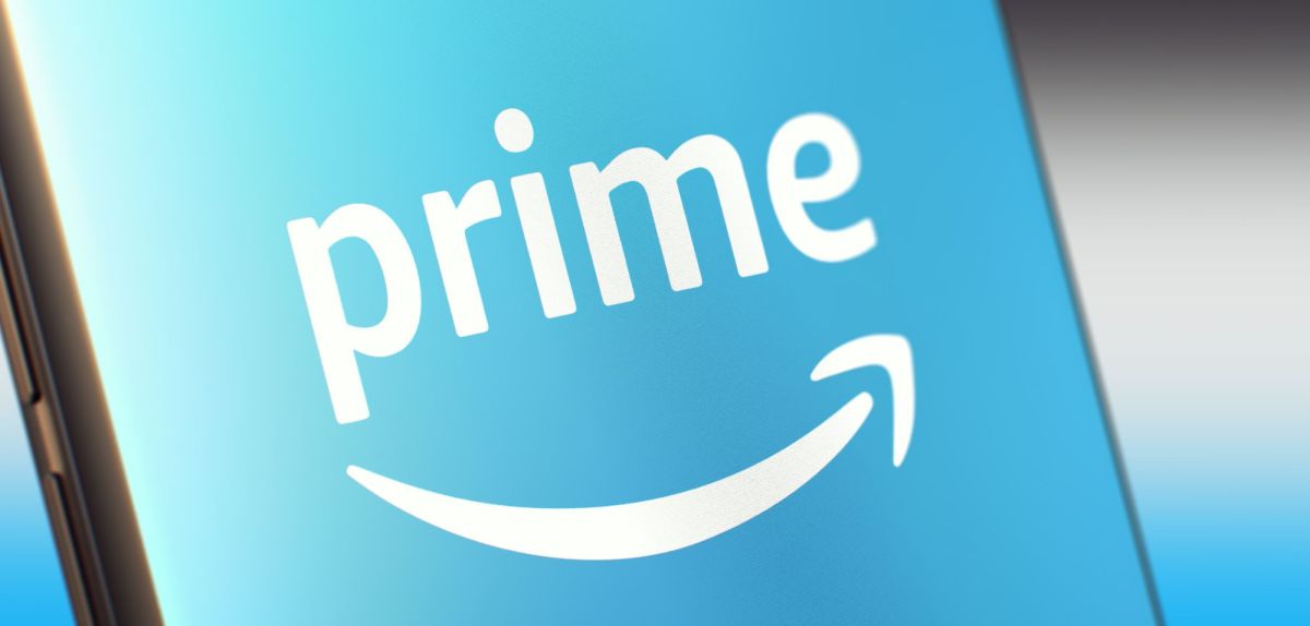 Amazon Prime-Logo auf einem Handy-Display.