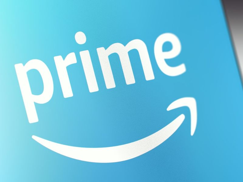 Amazon Prime-Logo auf einem Handy-Display.