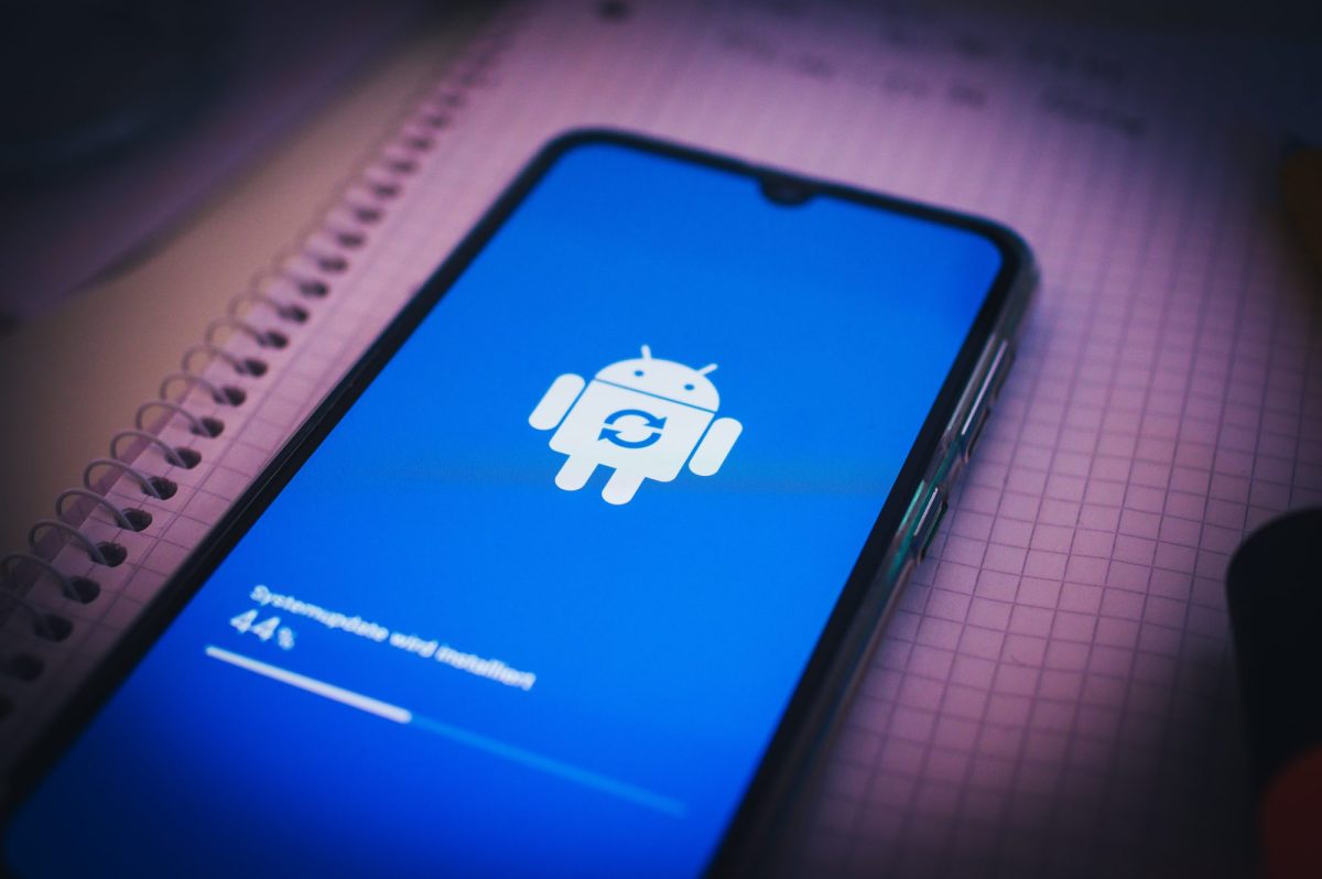 Handy liegt auf einem College Block und zeigt Android Update an.