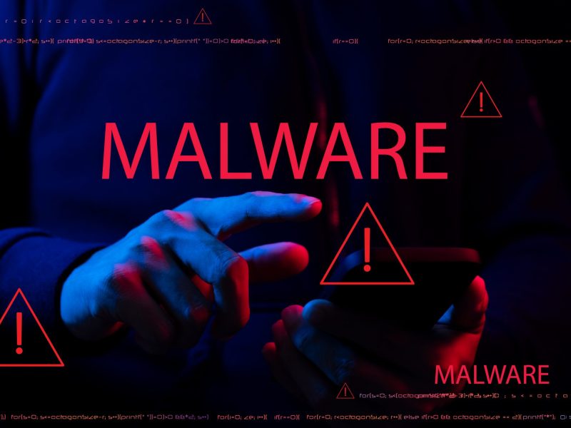"Malware"-Warnung vor einer Person mit Smartphone