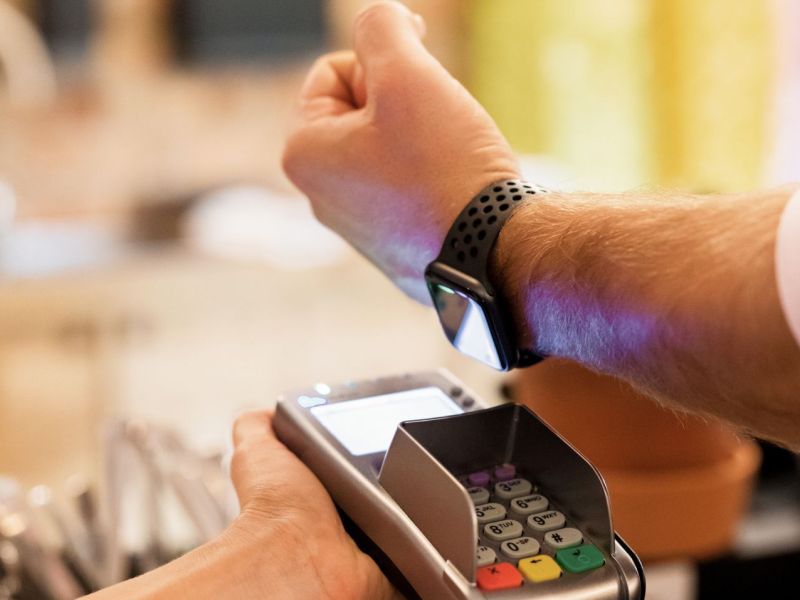 Mann bezahlt mit Apple Pay auf der Apple Watch