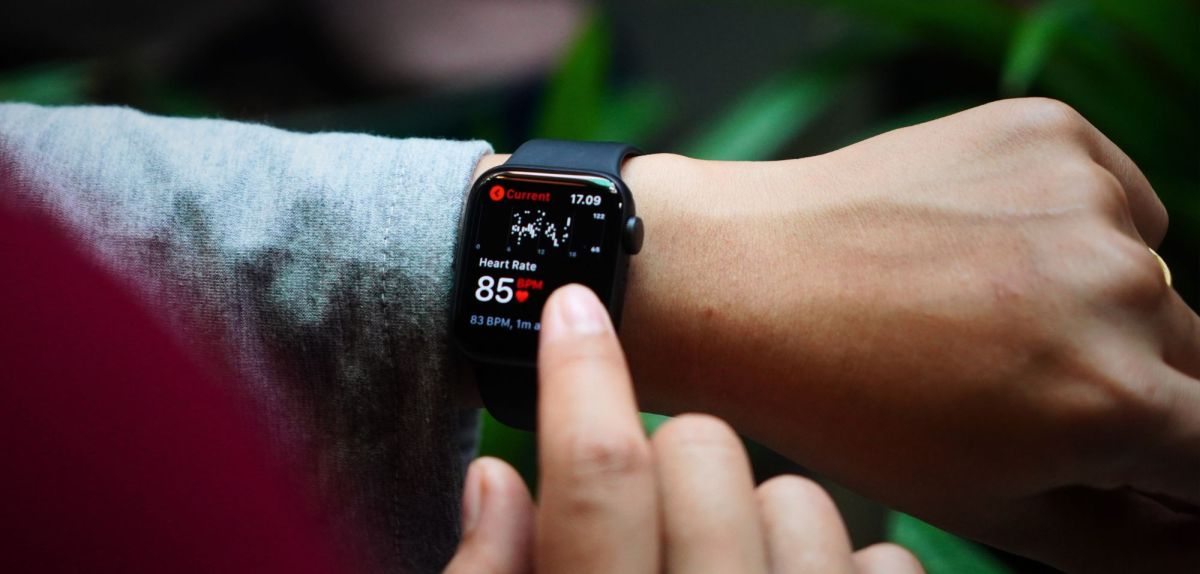 Mann Ã¼berprÃ¼ft Apple Watch-Akkulaufzeit.