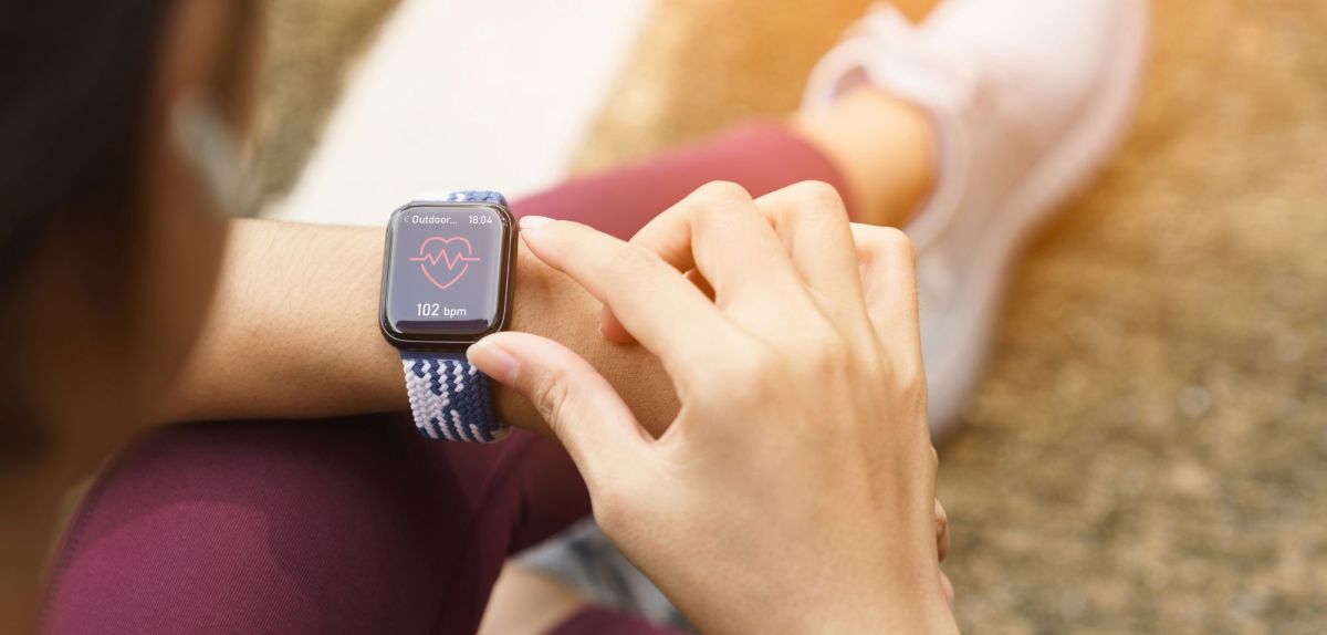 Frau aktiviert eSIM auf Apple Watch