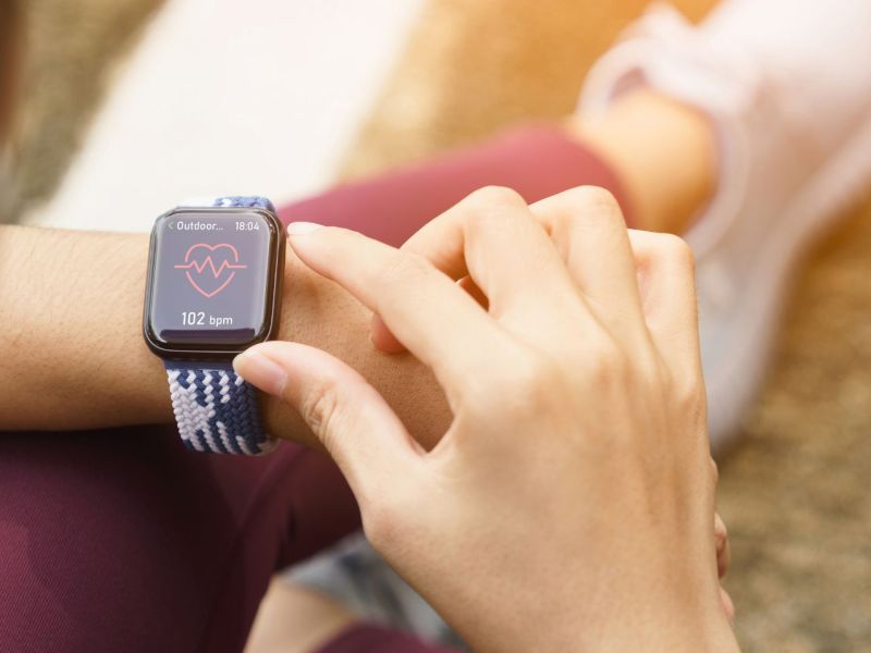 Frau aktiviert eSIM auf Apple Watch