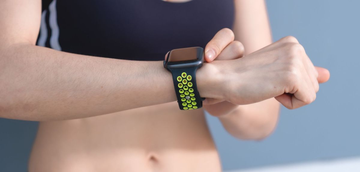 Frau startet Apple Watch-Fitness-App