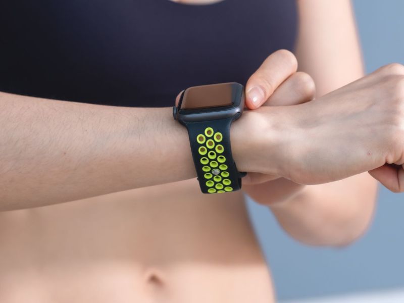 Frau startet Apple Watch-Fitness-App