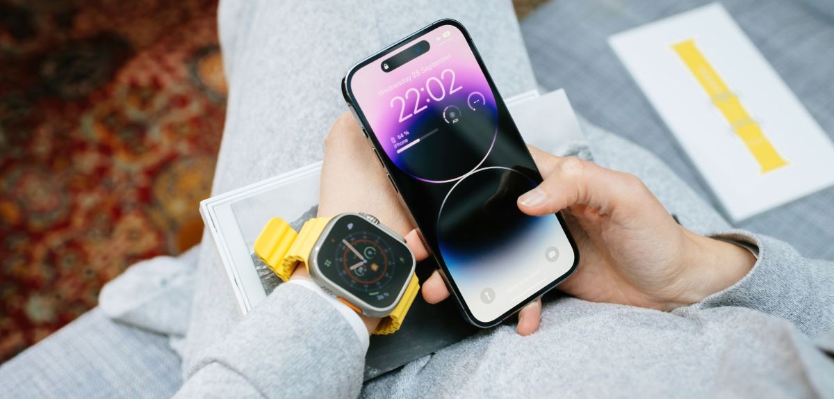 Apple Watch wird mit iPhone verbunden.