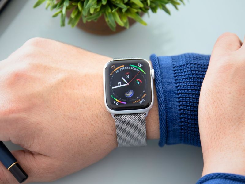 Mann mit Apple Watch am Handgelenk.