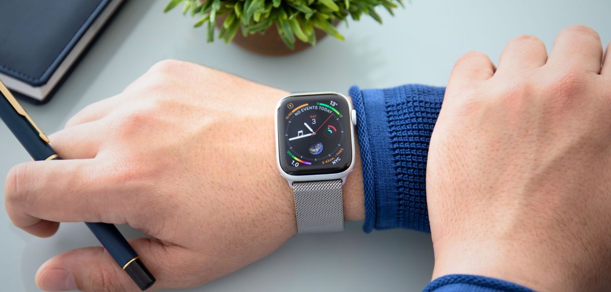 Mann mit Apple Watch am Handgelenk.