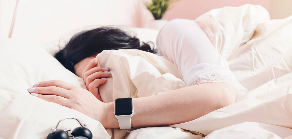Frau zeichnet mit Apple Watch ihren Schlaf auf.