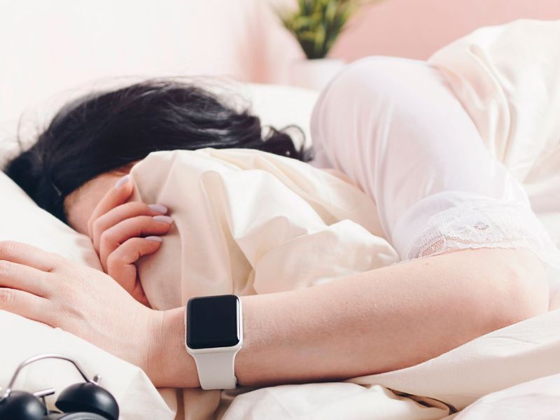 Frau zeichnet mit Apple Watch ihren Schlaf auf.