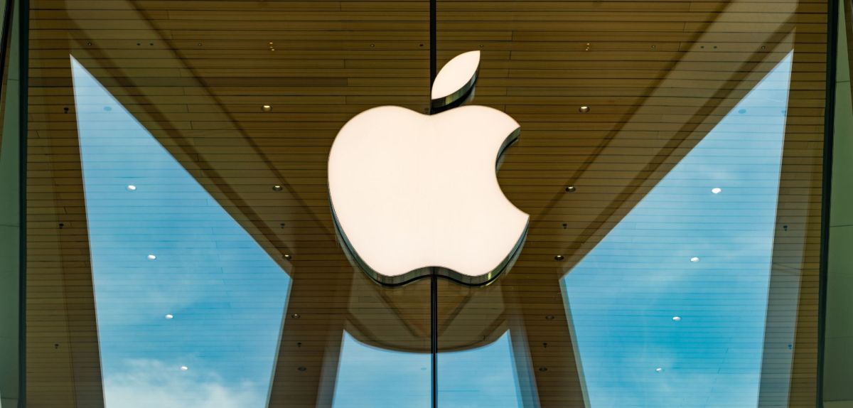 Apple-Logo an einem Gebäude.