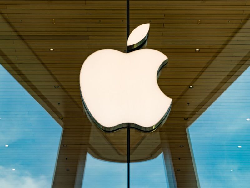 Apple-Logo an einem Gebäude.