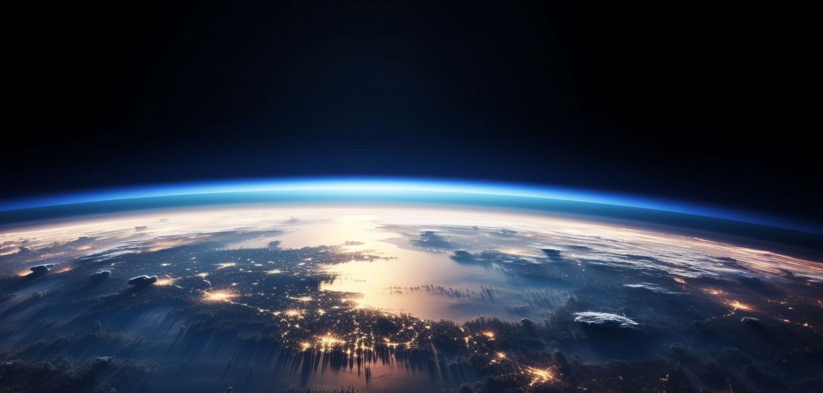 Grafische Darstellung der Erde mitsamt Atmosphäre vom Weltall aus.