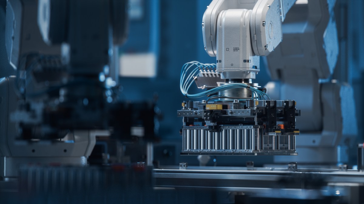 Autobatteriemodul auf automatisierter Produktionslinie mit Roboterarmen und Förderband