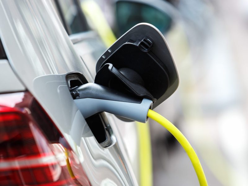 Elektroauto wird aufgeladen.