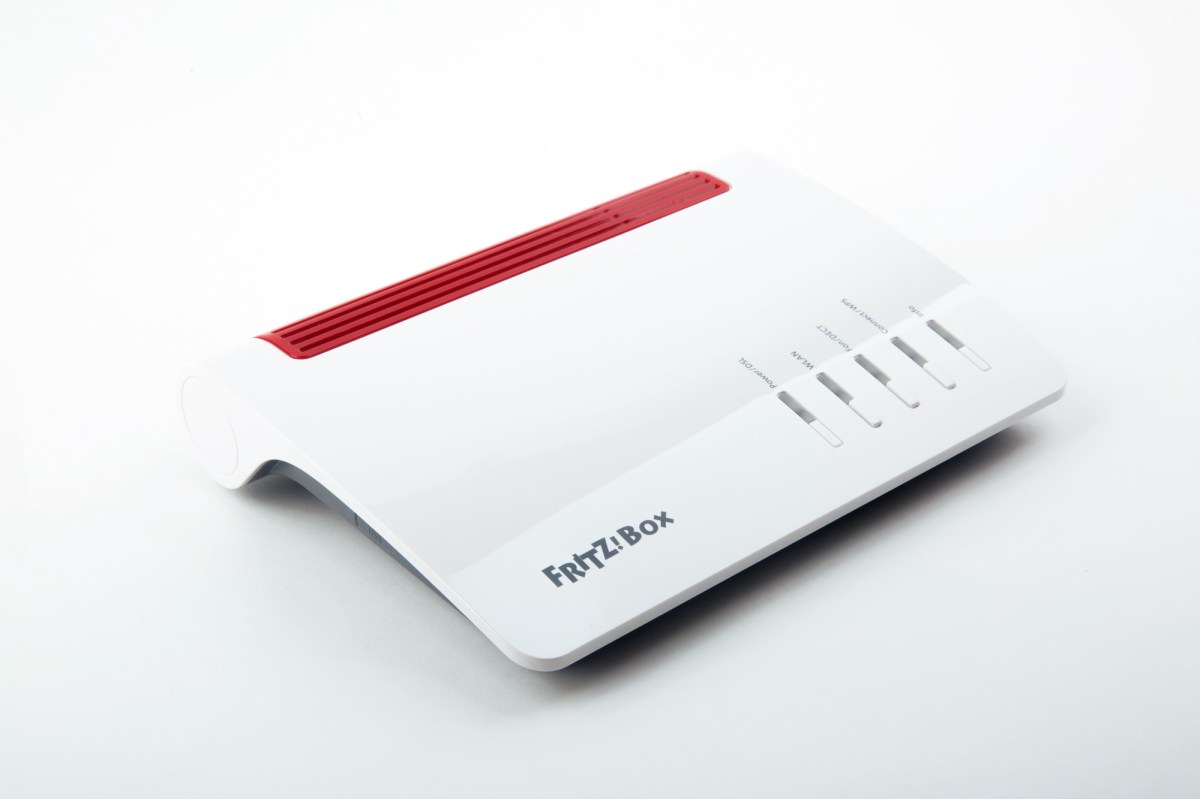 Ein FritzBox-Router vor weißem Hintergrund