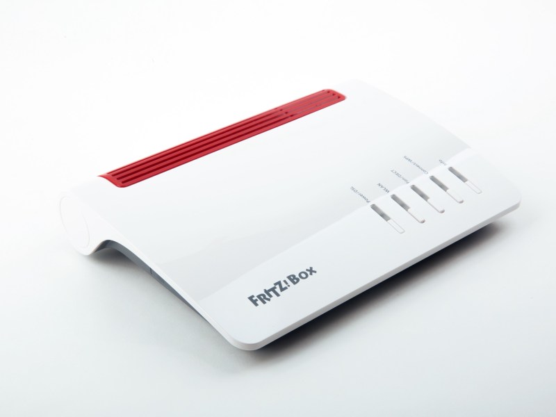 Ein FritzBox-Router vor weißem Hintergrund