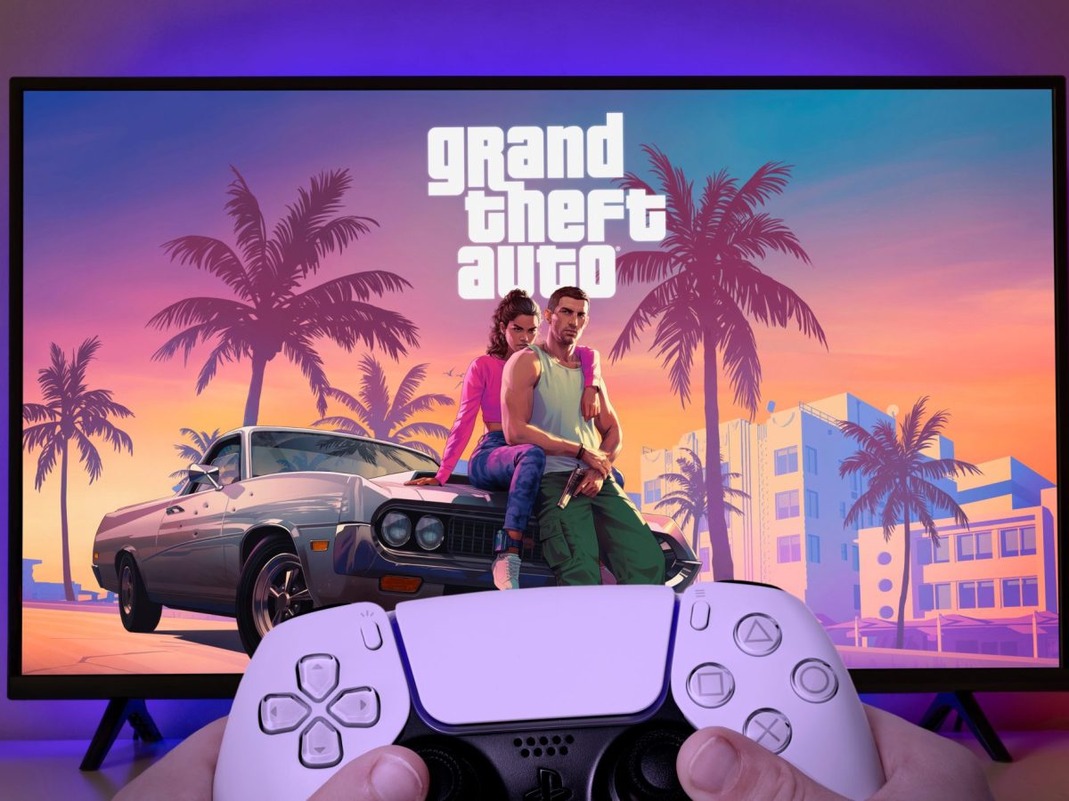 DualSense-Controller vor einem Artwork zu "GTA 6"