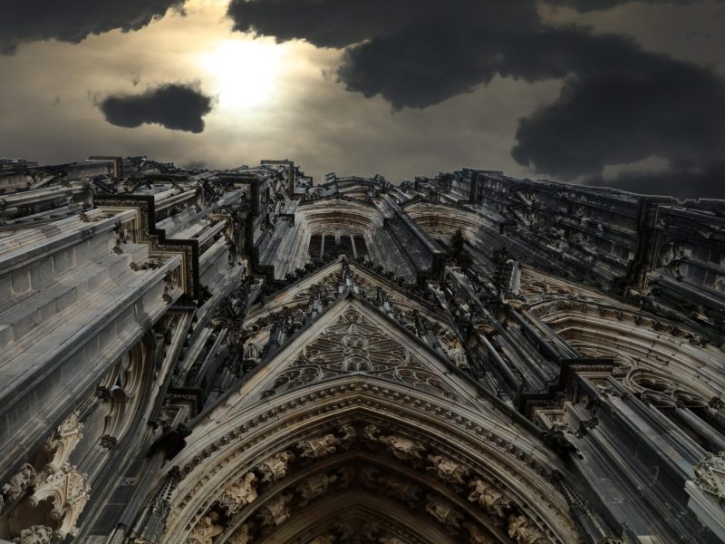 Kölner Dom vor einem bewölkten Himmel