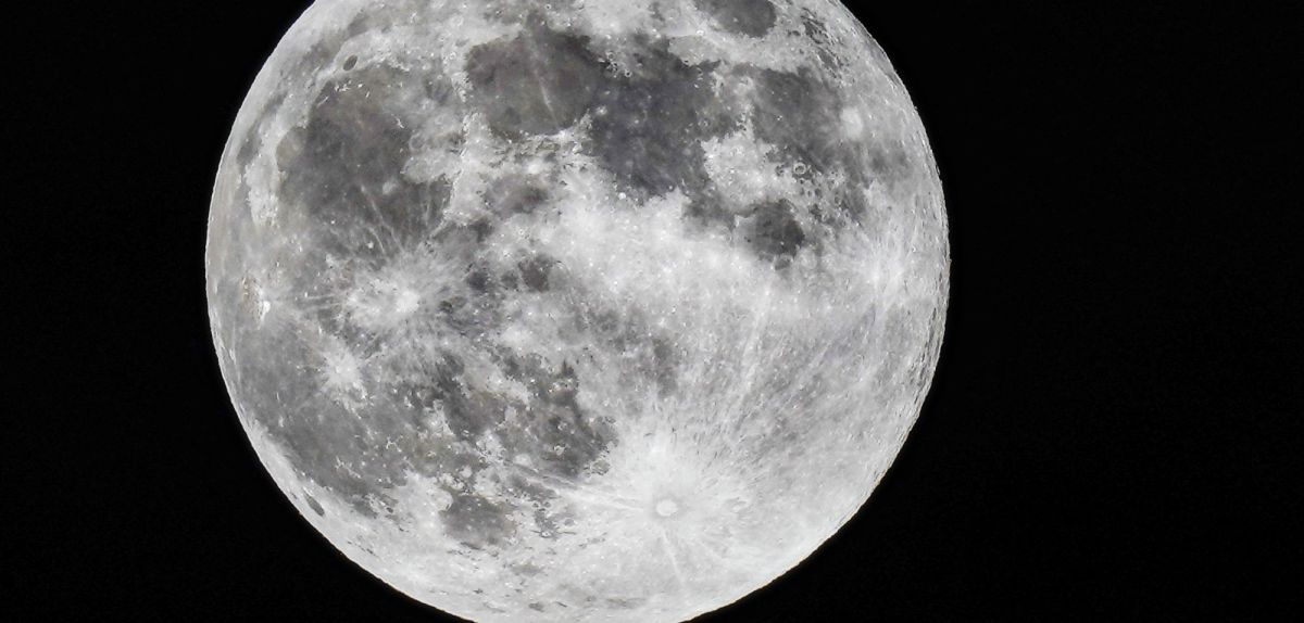 Aufnahme des Mondes von der Erde aus gesehen.