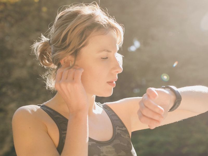 Frau lädt Musik auf Apple Watch.