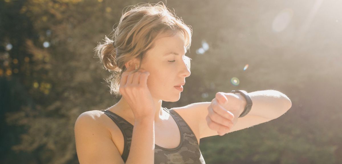 Frau lädt Musik auf Apple Watch.