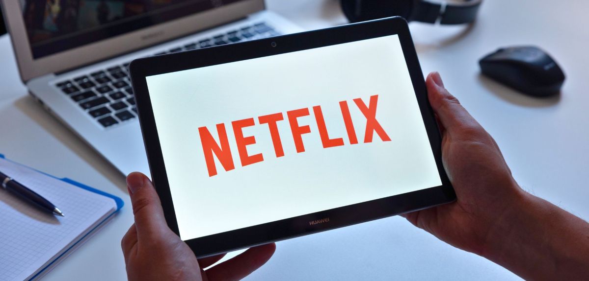 Netflix-Tablet vor Macbook