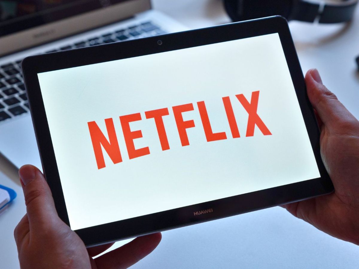 Netflix-Tablet vor Macbook
