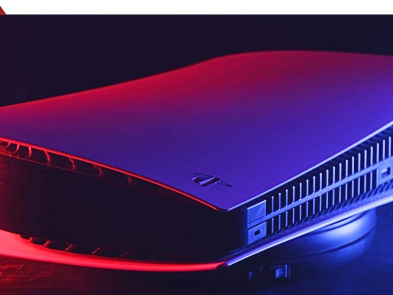 PlayStation 5 in blau-rotem Licht