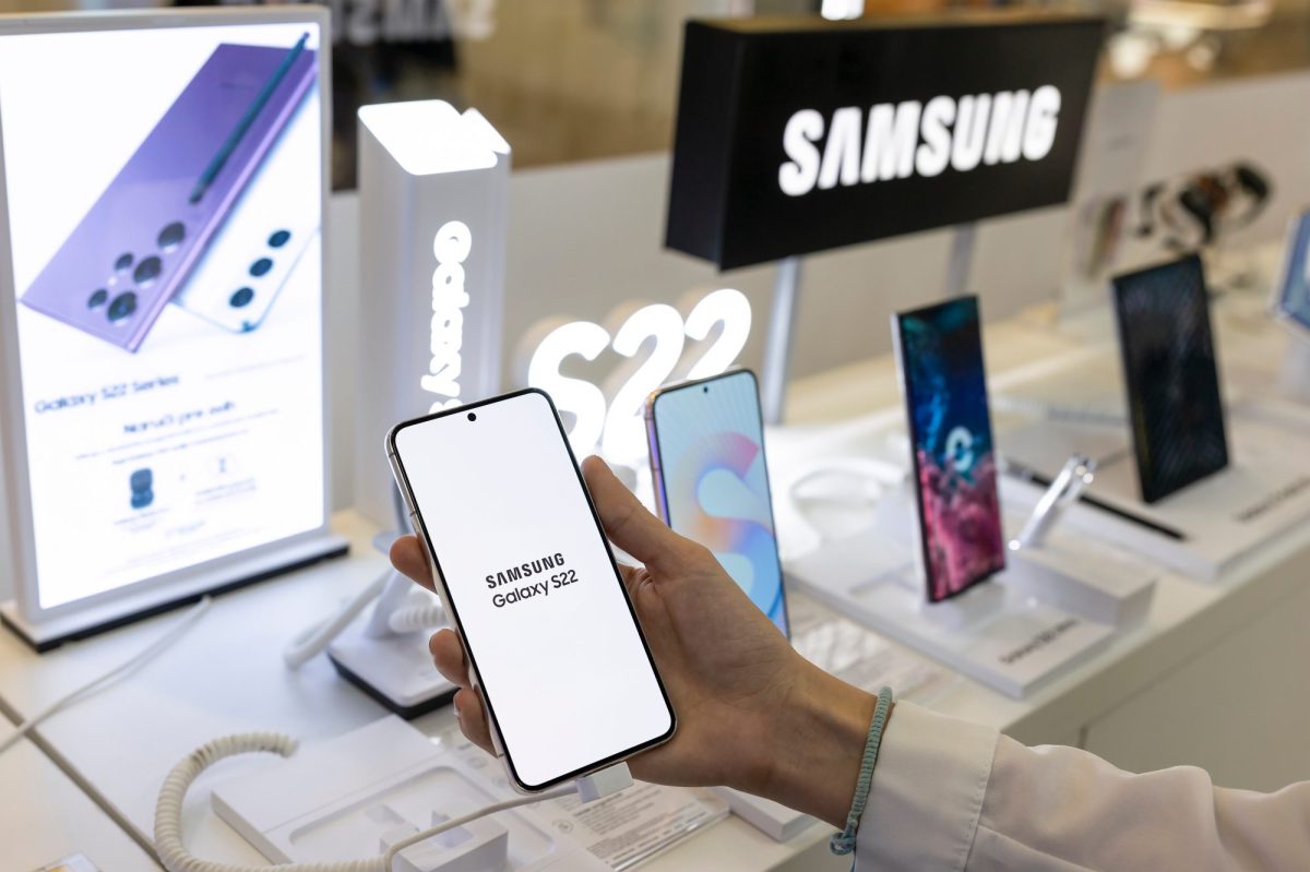 Verschiedene Handys von Samsung in einem Verkaufsstand.