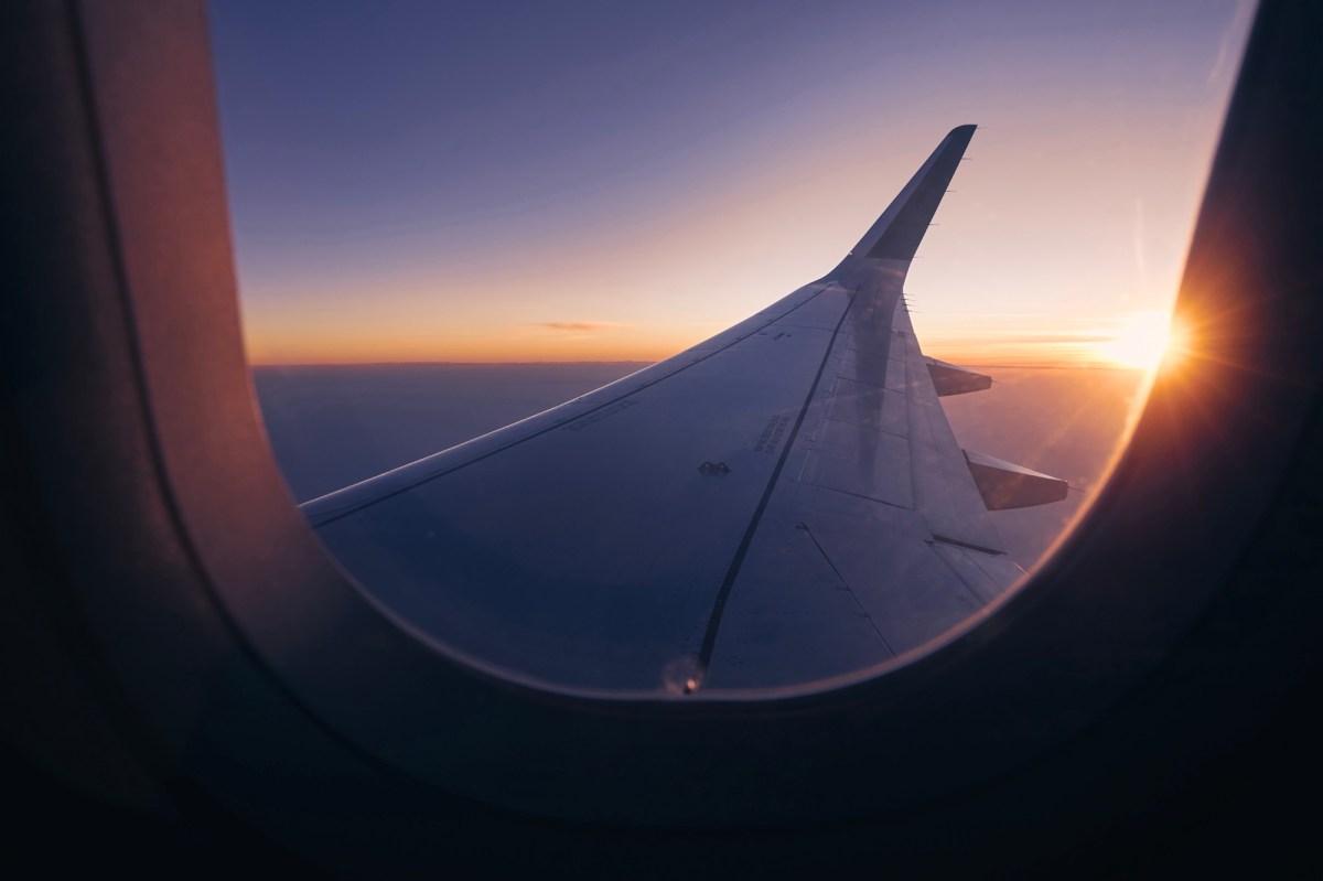 Blick auf die Sonne aus einem Flugzeugfenster