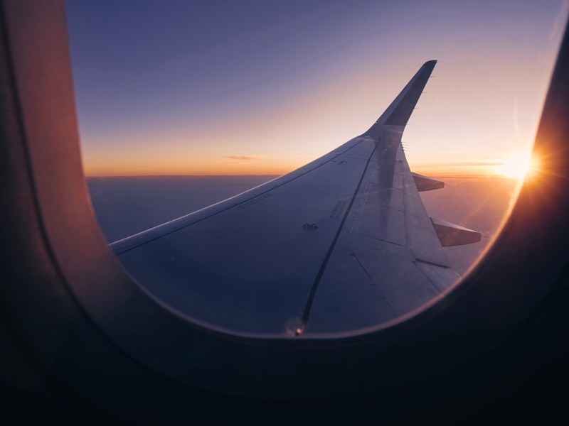 Blick auf die Sonne aus einem Flugzeugfenster